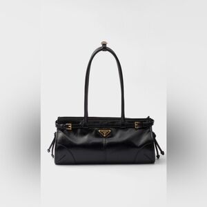 Fashion Elegant Black Leather Bonnie Shoulder Bag with Gold Mono Hardware